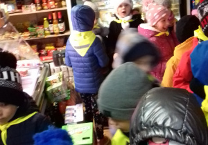 dzieci rozglądają się po sklepie